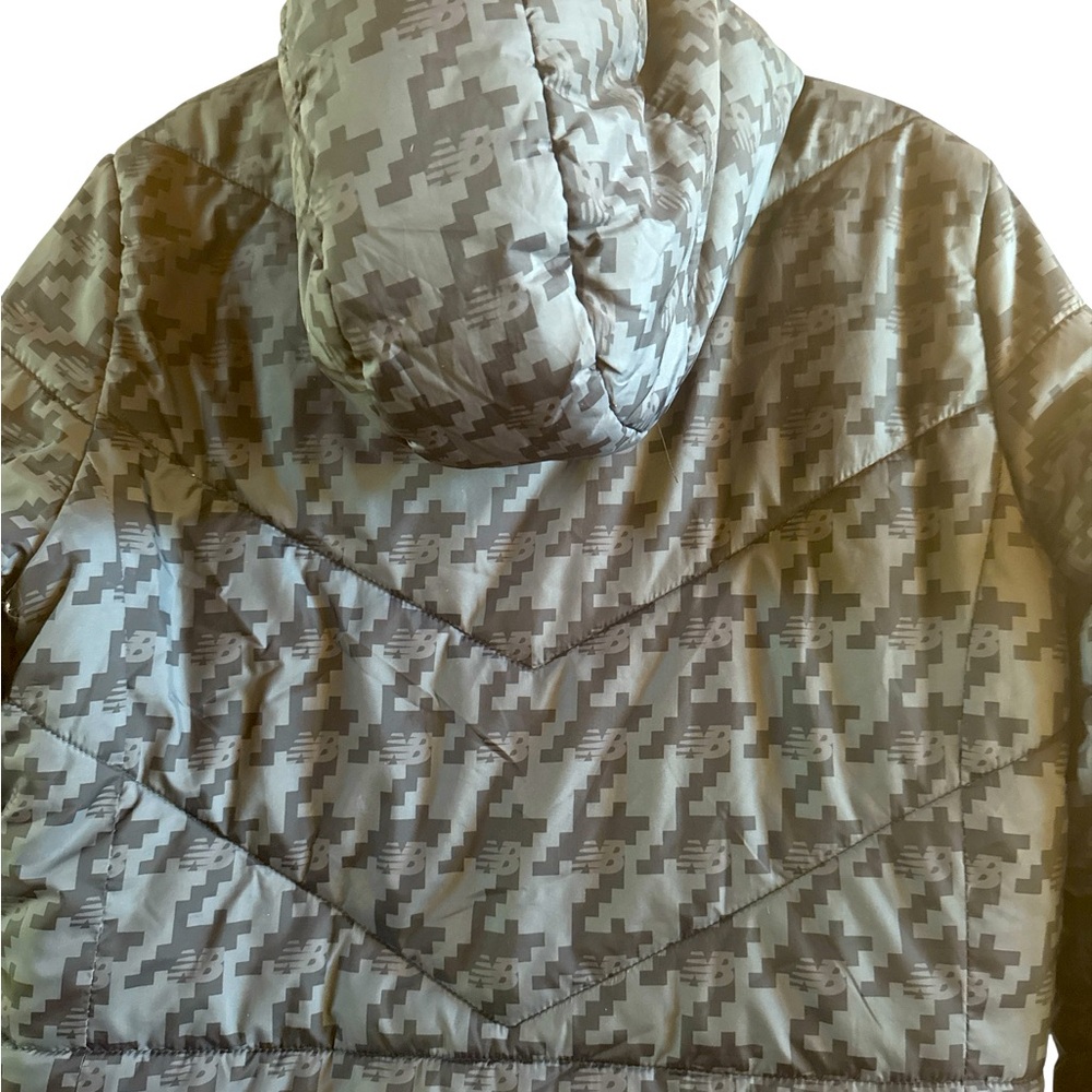 New Balance NB Women’s Puffer Hooded Jacket Size XL Blue and Black Camo Jacket - Picture 5 of 10